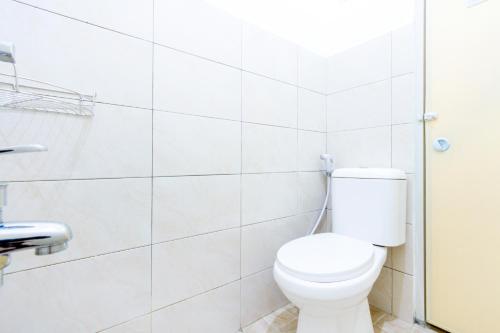 Bathroom, OYO 2975 House Of Mahira Syariah in Ciamis