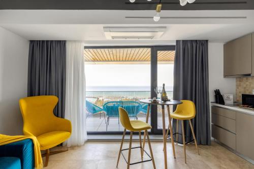 Two-Bedroom Luxury Apartment Sea View