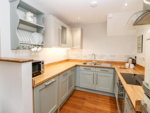 Folly Lodge - image 2