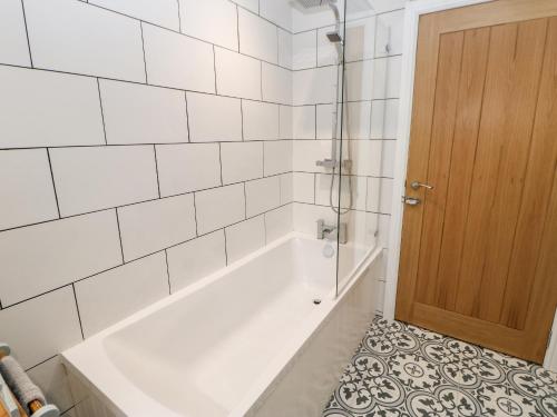 Folly Lodge - image 13