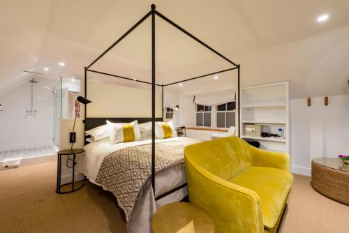 Zuhanyzó, Fairview House in The Crags