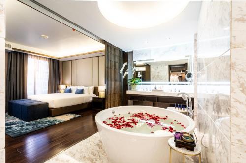 ห้องน้ำ, ดีวาลักซ์ รีสอร์ต แอนด์ สปา กรุงเทพฯ สนามบินสุวรรณภูมิ (Divalux Resort and Spa Bangkok Suvarnabhumi Airport) near วัดศรีวารีน้อย