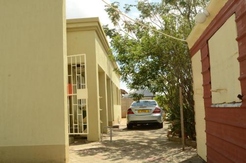 Buitenkant, Sharon Rose Guesthouse in Windhoek
