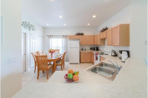 Three-Bedroom Pool Home Davenport in Davenport
