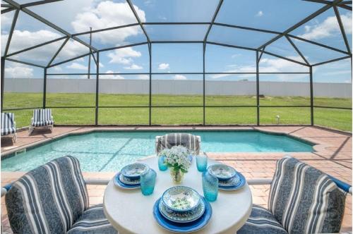 Three-Bedroom Pool Home Davenport in Davenport