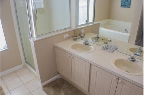 Three-Bedroom Pool Home Davenport - image 2