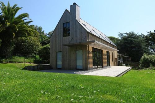 Villa neuve en bois, avec jardin et terrasse, au centre de PERROS-GUIREC - Réf 945 gîte à louer Perros-Guirec