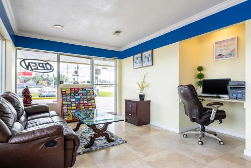 Rodeway Inn - image 3