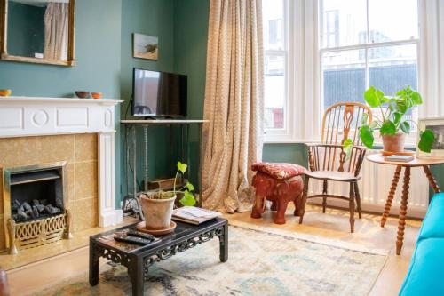 Charming 1 Bedroom Flat Near Notting Hill, , London