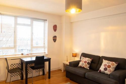 1 Bedroom Apartment Near Victoria Station, , London