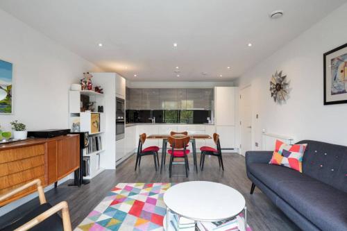 Stylish 2 Bedroom Apartment With Views of the River Lea