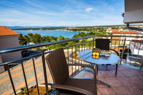 One-Bedroom Apartment with Sea View and Balcony