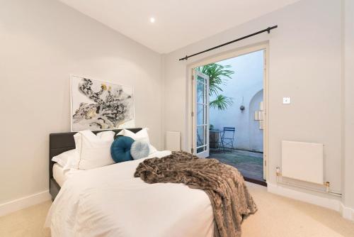 South Kensington Spacious Three Bedroom Mews