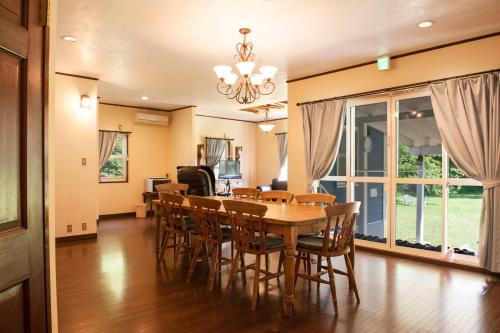 2 bedrooms, 8 beds