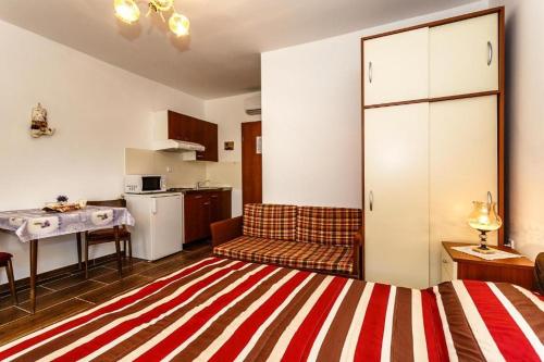 Apartments and rooms with parking space Malinska Krk - 18193 - image 11