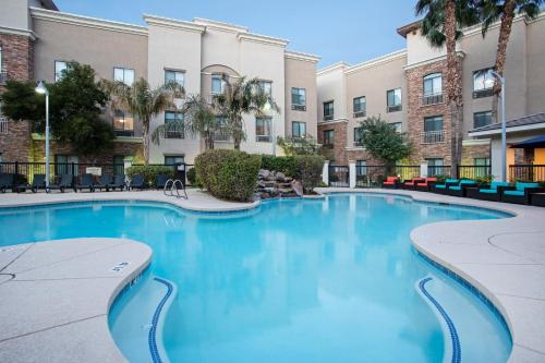 Holiday Inn Express & Suites Phoenix Glendale Dist, an IHG Hotel