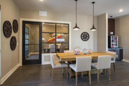 HOT LOCATION in PARK CIRCLE, KING SUITE, RESORT POOL, GYM, FIRE PIT, CABANA, HBO MAX, MASSAGE CHAIRS
