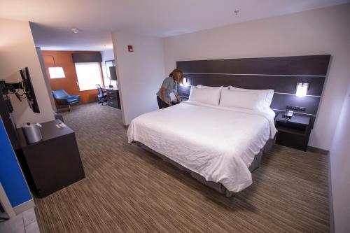 Photo - Holiday Inn Express & Suites Locust Grove, an IHG Hotel