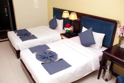 2 twin beds