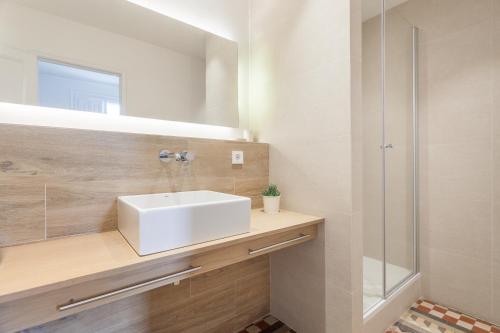 6 dormitorios en Apartamento Modernista en el Corazon de Barcelona - image 8