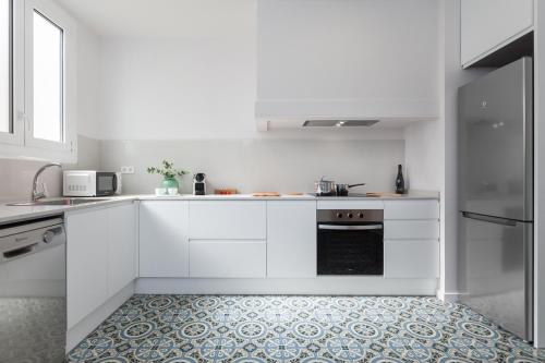 6 dormitorios en Apartamento Modernista en el Corazon de Barcelona - image 12