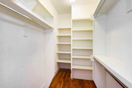 East Downtown Private Restored Historic Apartment