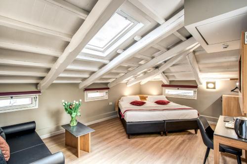 Deluxe Triple Room image 3
