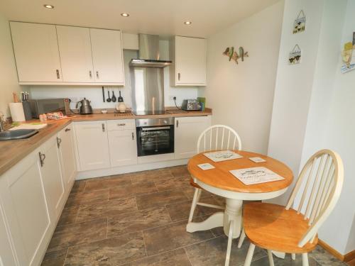 Rushton Barn Settle - image 9