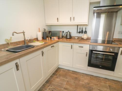Rushton Barn Settle - image 3