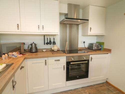 Rushton Barn Settle - image 7