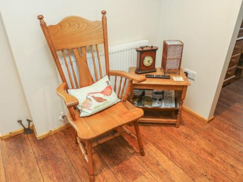 Rushton Barn Settle - image 6