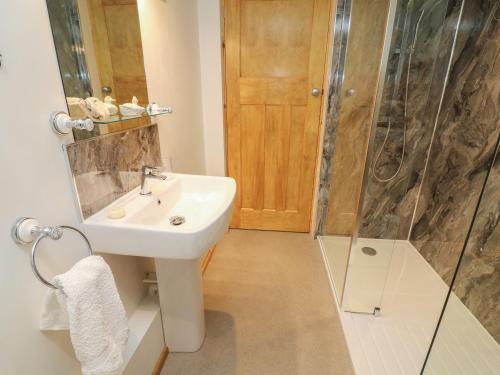 Rushton Barn Settle - image 5