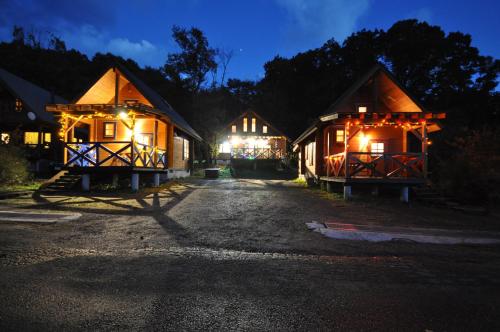 2 bedrooms, 8 beds