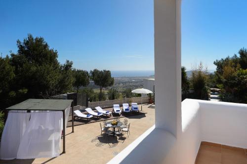 Bonaire, villa up to 8+2 with pool & views - Tap to explore photos