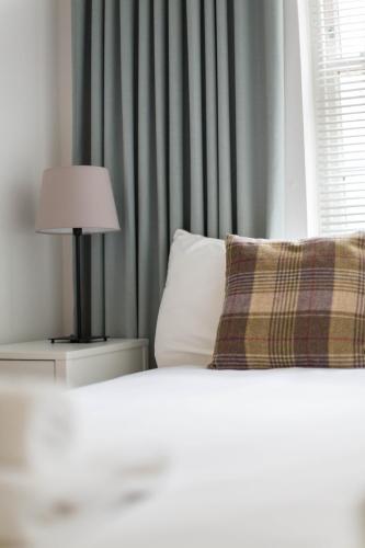 Modern Grassmarket Apartment - image 2