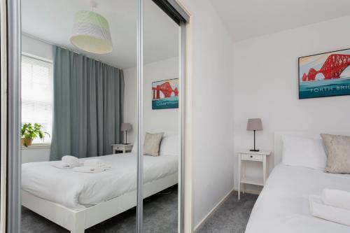 Modern Grassmarket Apartment - image 4
