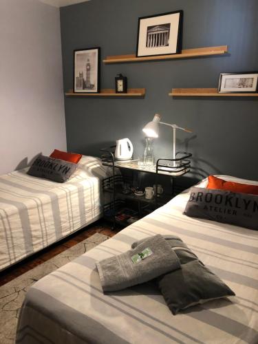 2 twin beds