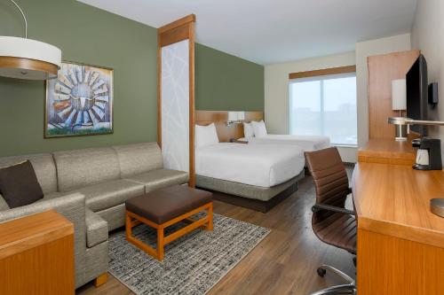 2 queen beds, 1 sofa bed