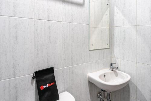 RedDoorz near Manhattan Square Medan in Medan Sunggal