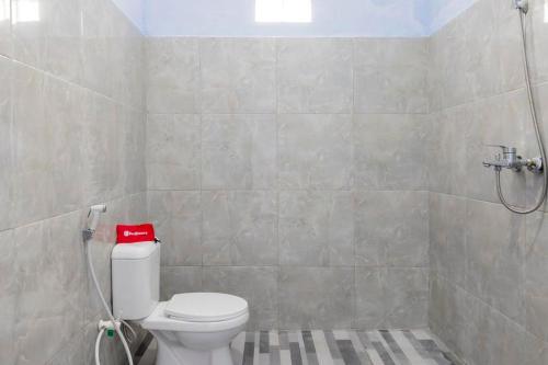 Bathroom, RedDoorz Syariah @ Bondowoso City Center in Bondowoso
