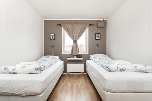 2 twin beds