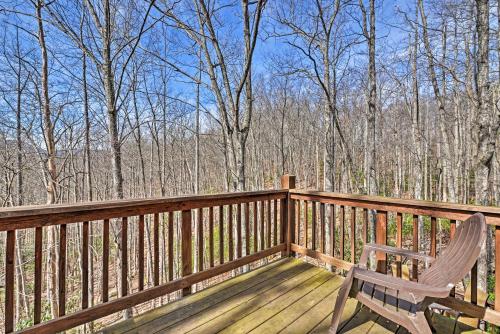 Terraza/balcón, Days Mountain Retreat with Pool Access and Ping-Pong! in Marion (NC)