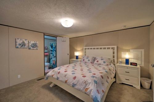 Pet-Friendly Getaway - half Mile to Oak Island Beach! - image 8