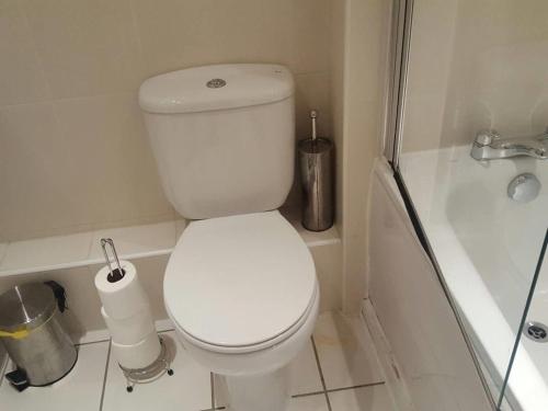 Short Term Worsley Apartment - image 10