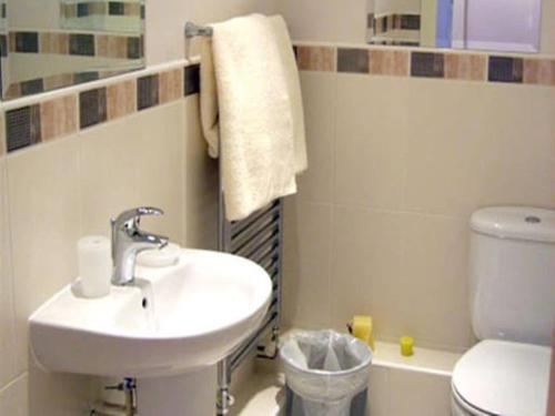 Short Term Worsley Apartment - main image