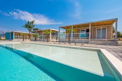 2 bedrooms, 4 beds