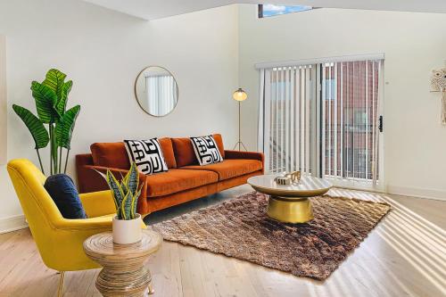 Airy & Bright 1BR Loft with Parking G8