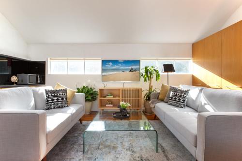 Sunlit Two-Bedroom Unit With Sprawling BBQ Deck