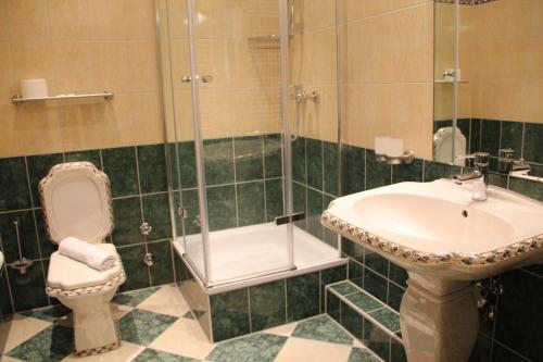 Wali's Hotel - image 11