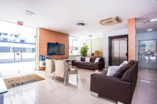 ห้องส่วนกลางสำหรับนั่งเล่น/ดูทีวี, Hotel Itapema Meia Praia in อิตาเปม่า